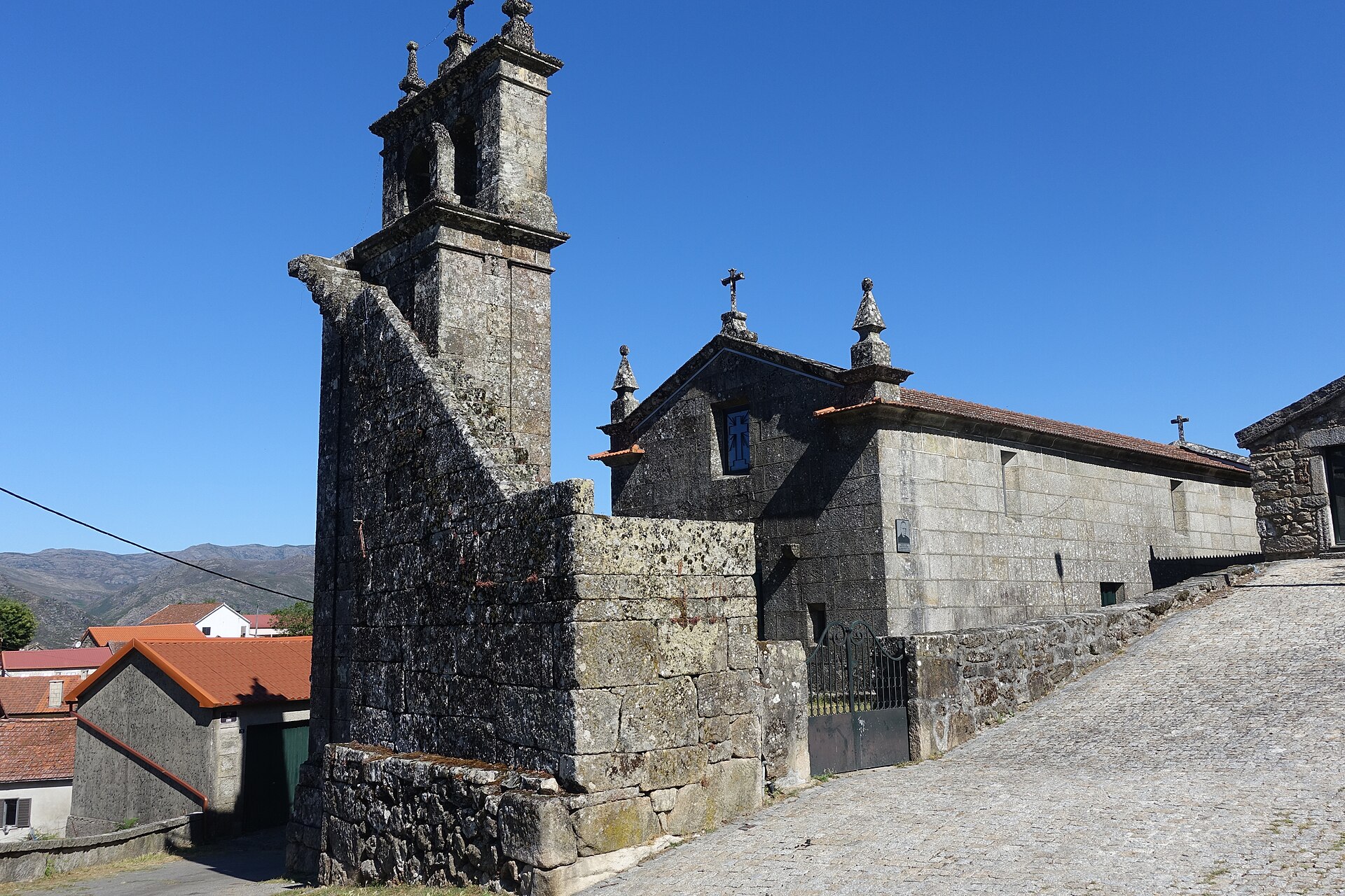 Imagem de referência relacionada a Outeiro, item descrito como povoação portuguesa sede da Freguesia de Outeiro do Município de Montalegre