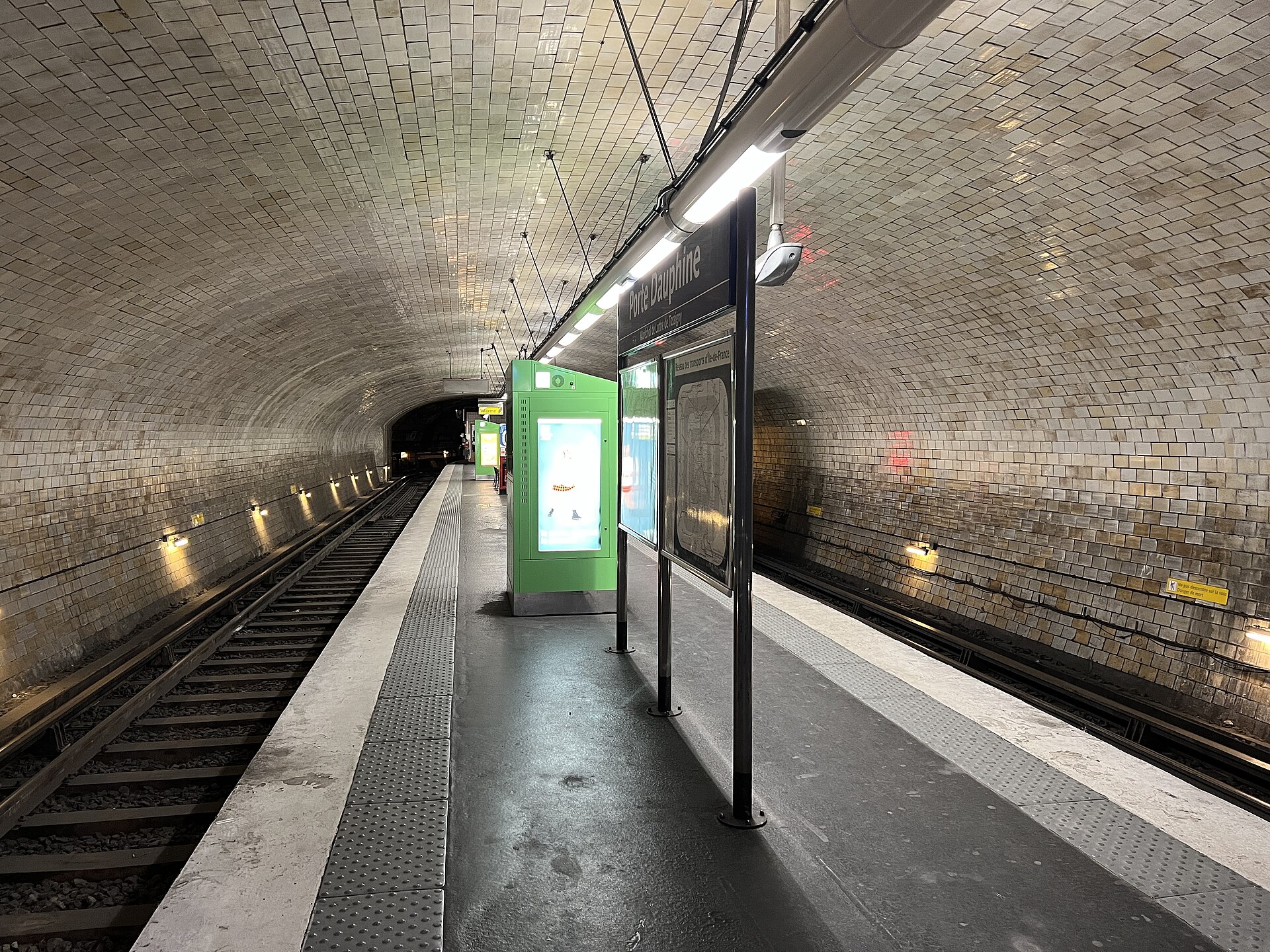 Imagem de referência de Porte Dauphine, descrito nos dados abertos como estação do Metropolitano de Paris