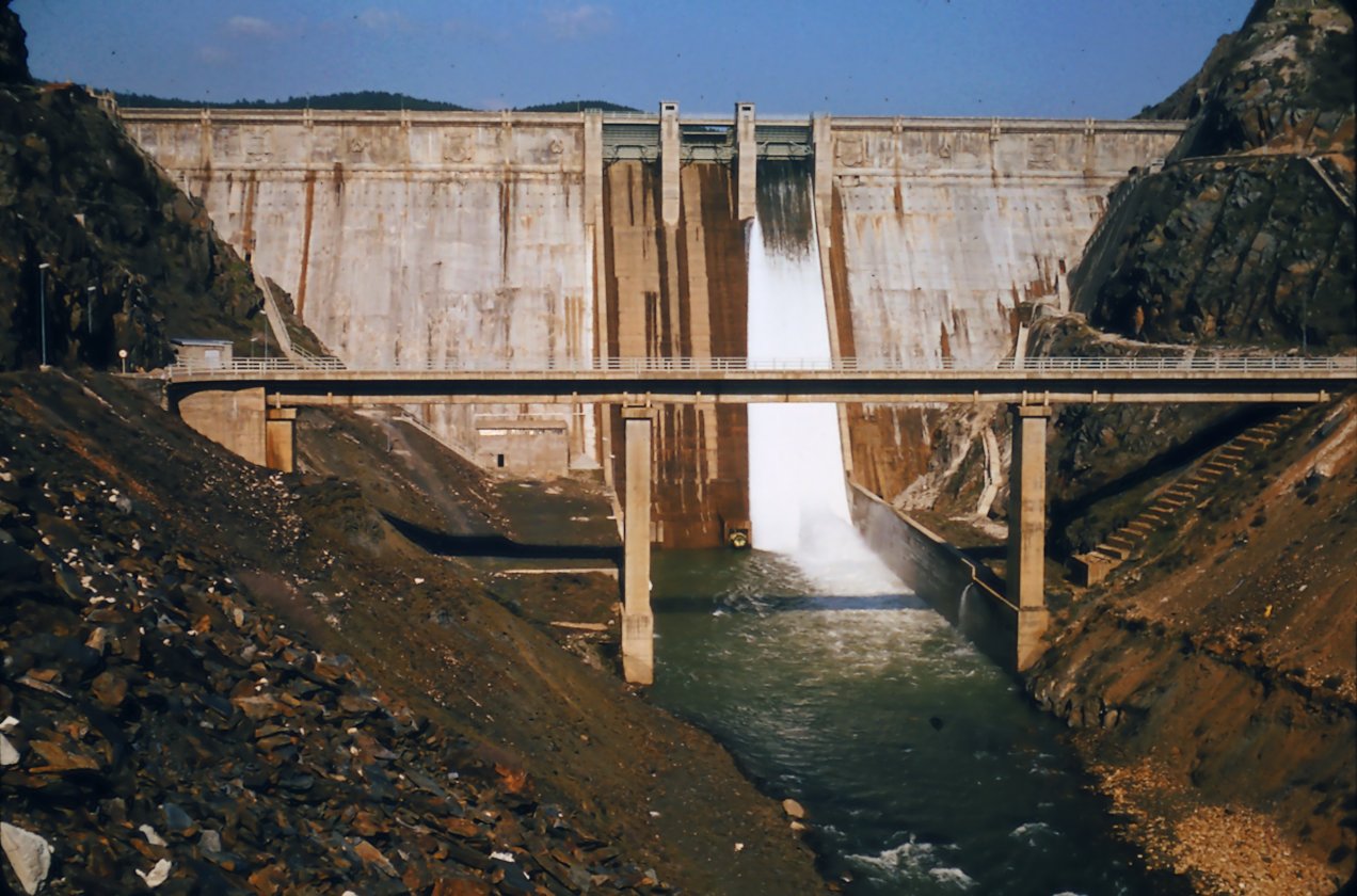 Imagem de referência de Barragem de El Vado, descrito nos dados abertos como represa no rio Jarama, Espanha
