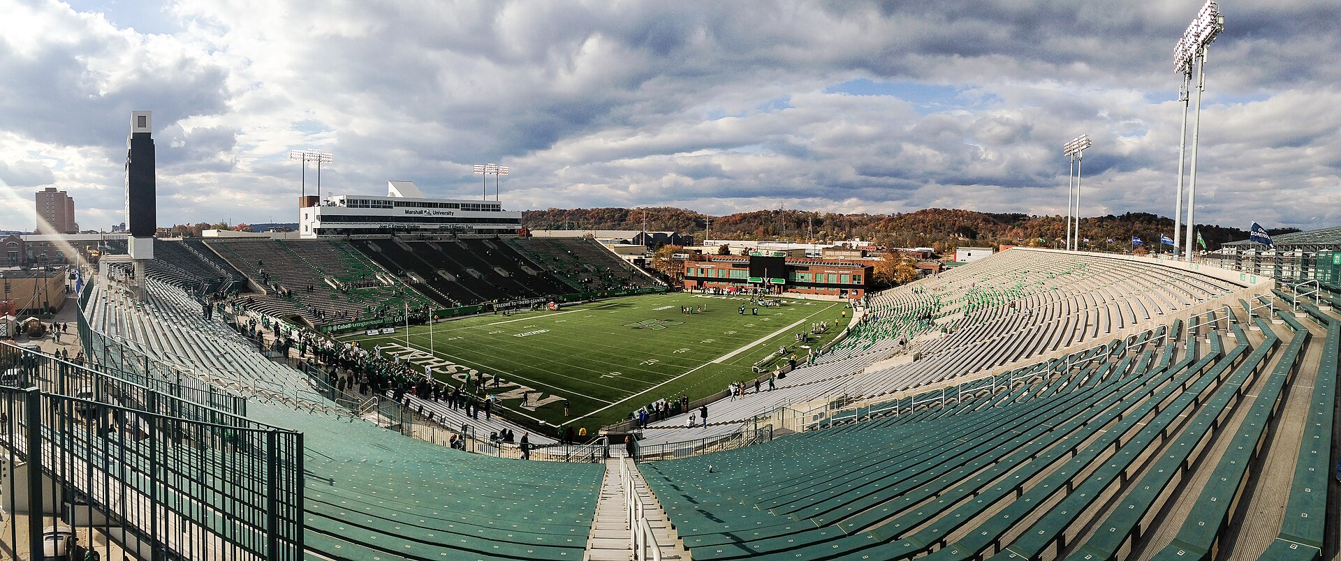 Imagem de referência de Joan C. Edwards Stadium, descrito nos dados abertos como estádio em Virgínia Ocidental, Estados Unidos