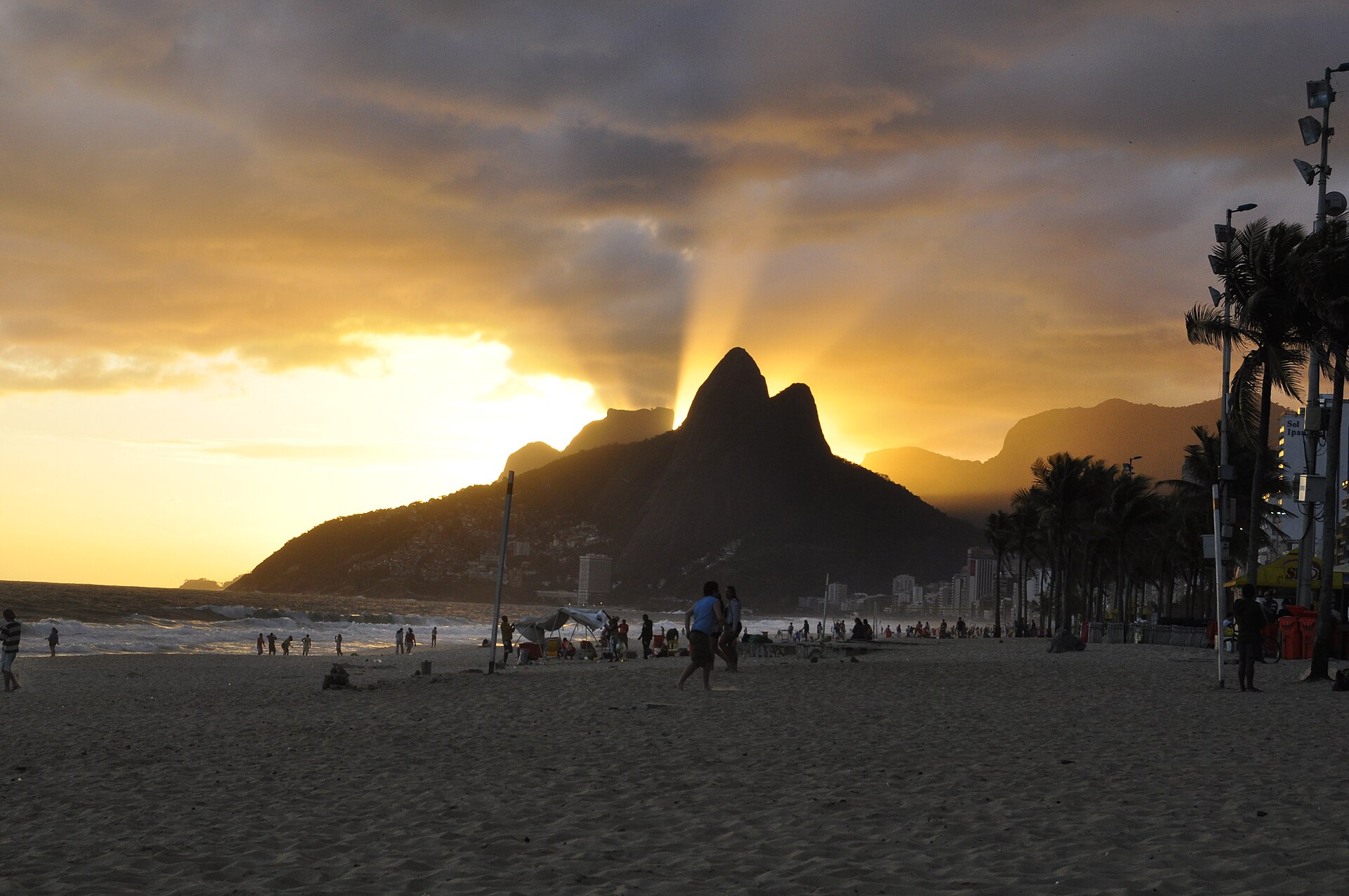Imagem de referência relacionada a Morro Dois Irmãos, item descrito como montanha no Rio de Janeiro