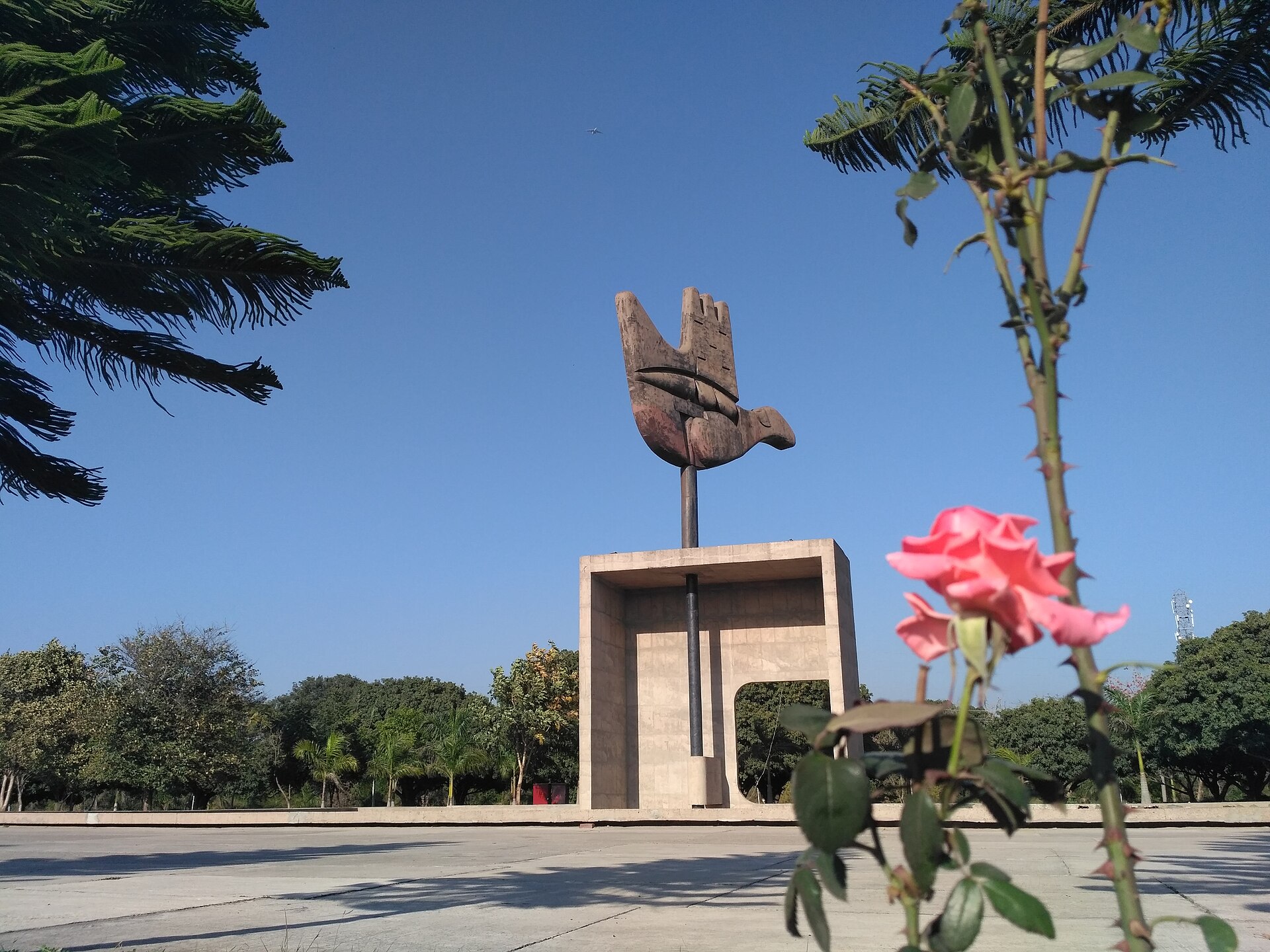 Imagem de referência relacionada a Chandigarh, item descrito como cidade, distrito e território da união da Índia que serve como capital do Punjabe e de Haryana