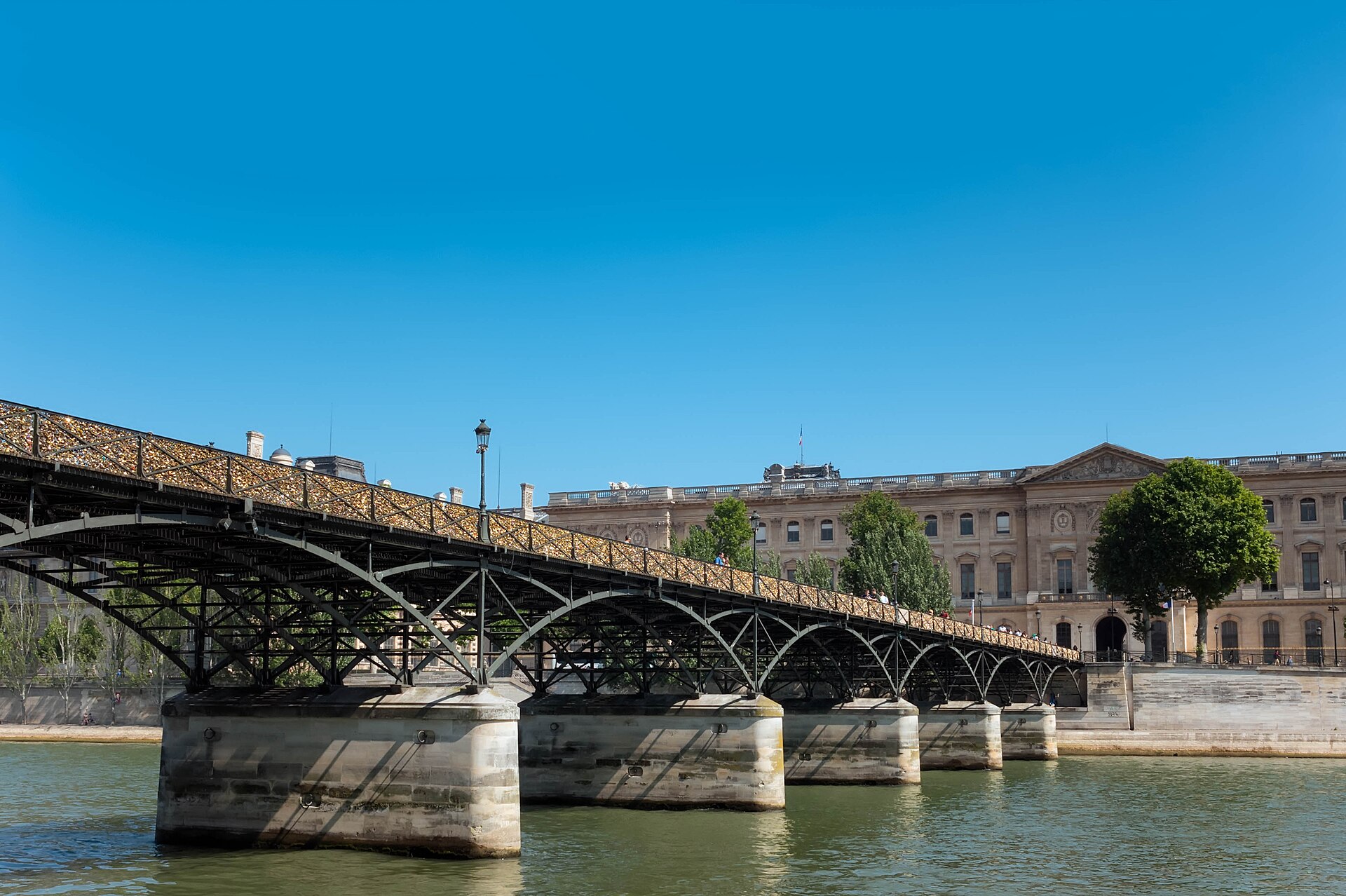 Imagem de referência de Pont des Arts, descrito nos dados abertos como ponte em Paris, França