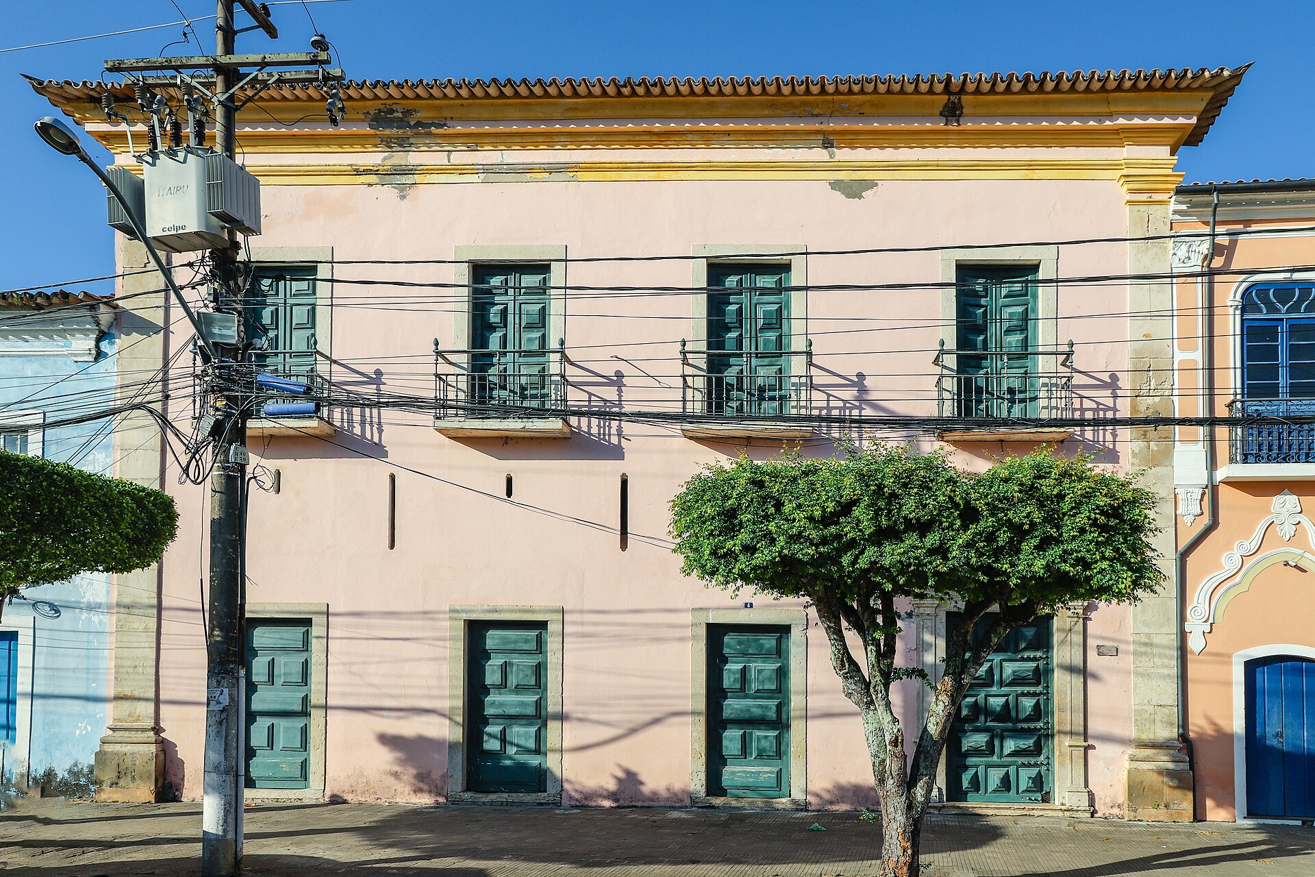 Imagem de referência de prédio n. 4 na Praça da Aclamação, descrito nos dados abertos como bem tombado pelo Instituto do Patrimônio Artístico e Cultural da Bahia na cidade de Cachoeira