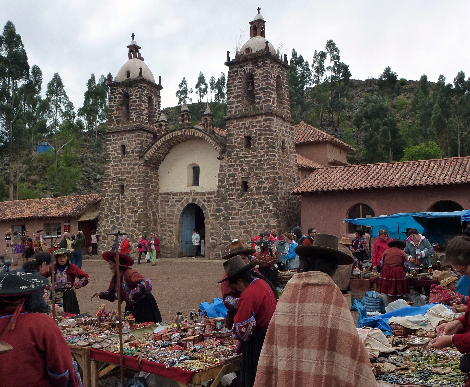 Imagem de referência relacionada a Raqch'i, item descrito como sítio arqueológico no Peru