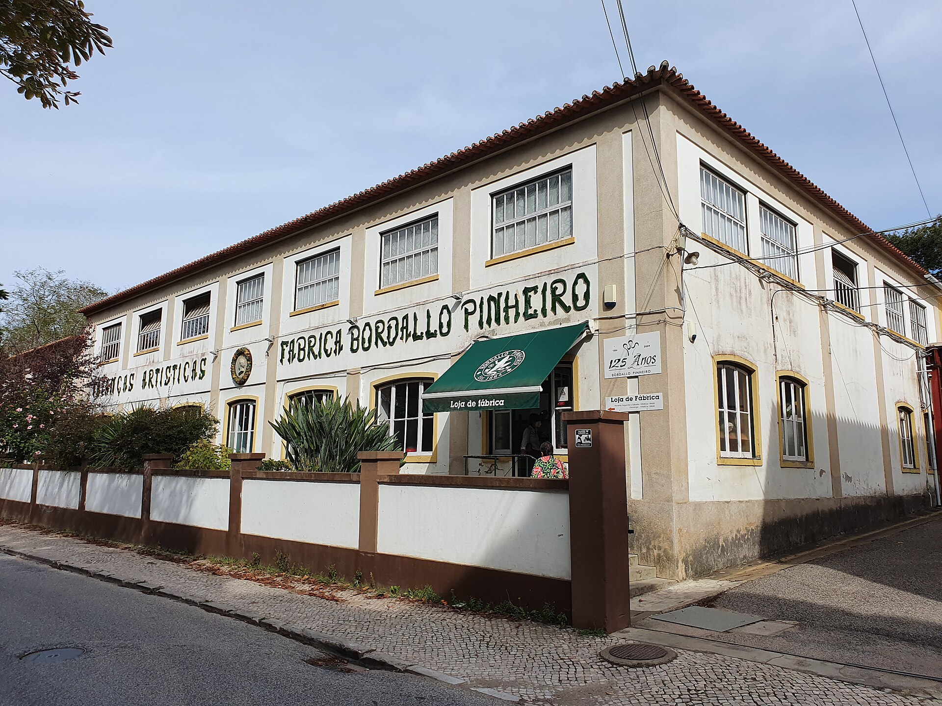 Imagem de referência relacionada a Faianças Artísticas Bordalo Pinheiro, S.A., item descrito como empresa fabril centenária em Caldas da Rainha