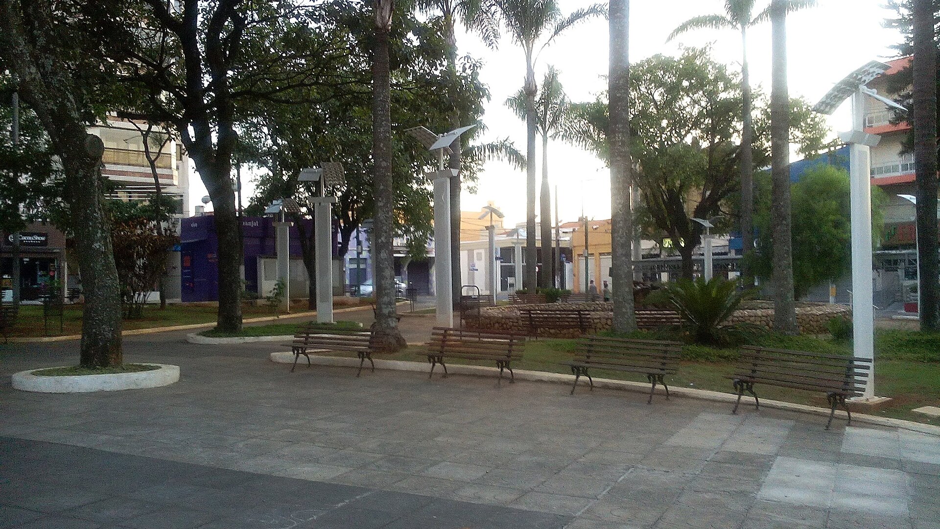 Imagem de referência de Largo São João, descrito nos dados abertos como praça central da cidade de Laranjal Paulista, Brasil