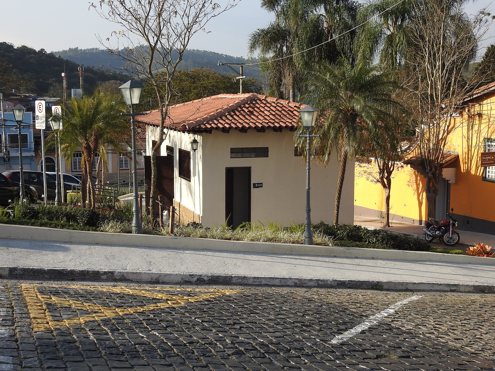 Imagem de referência de Edificação no Largo da Matriz, s/n, descrito nos dados abertos como imóvel localizado na cidade brasileira de Santana de Parnaíba, tombado pelo Conselho de Defesa do Patrimônio Histórico, Arqueológico, Artístico e Turístico do Estado - CONDEPHAAT
