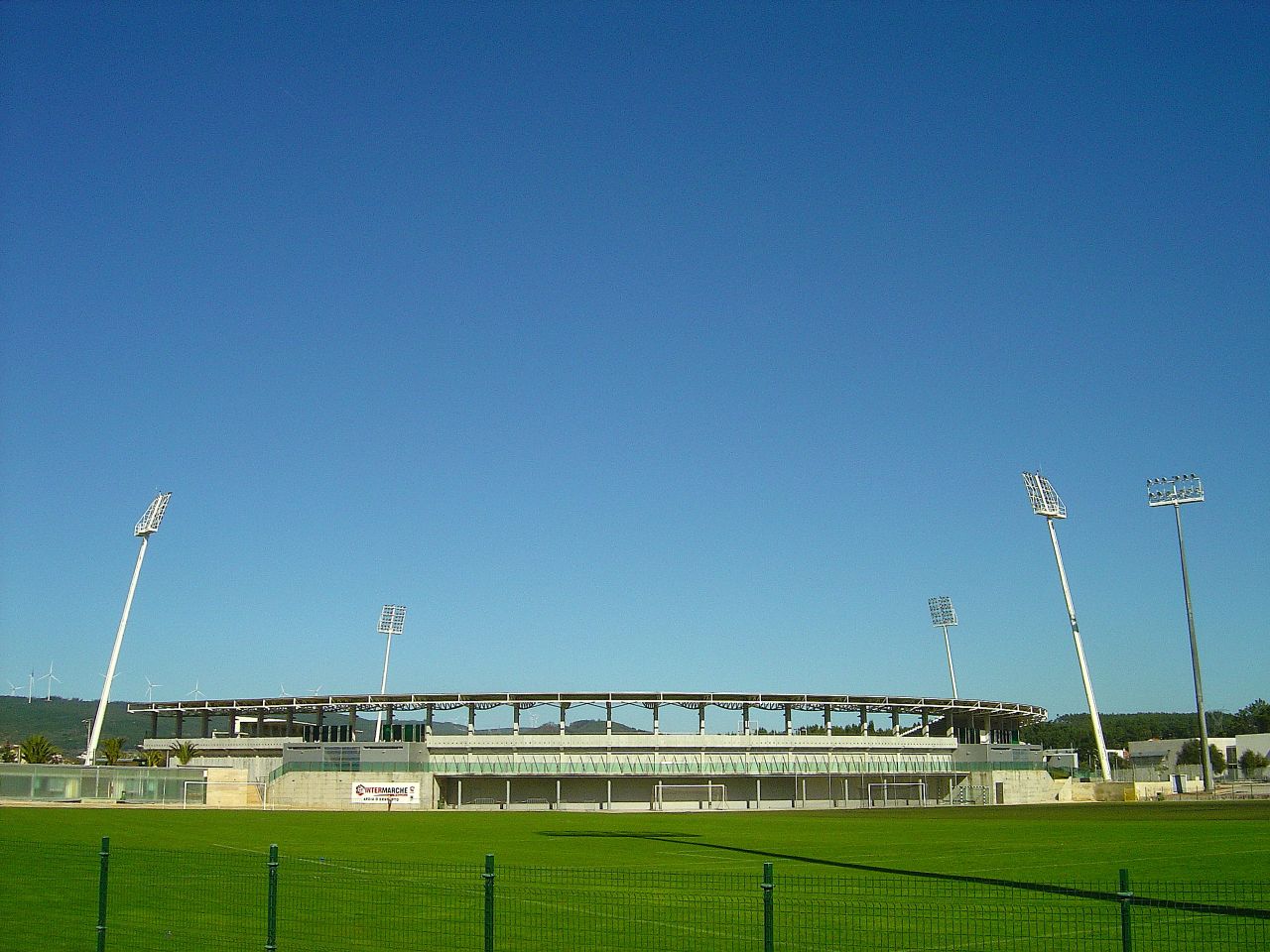 Imagem de referência de Estádio Municipal de Rio Maior, descrito nos dados abertos como estádio em Rio Maior, Portugal
