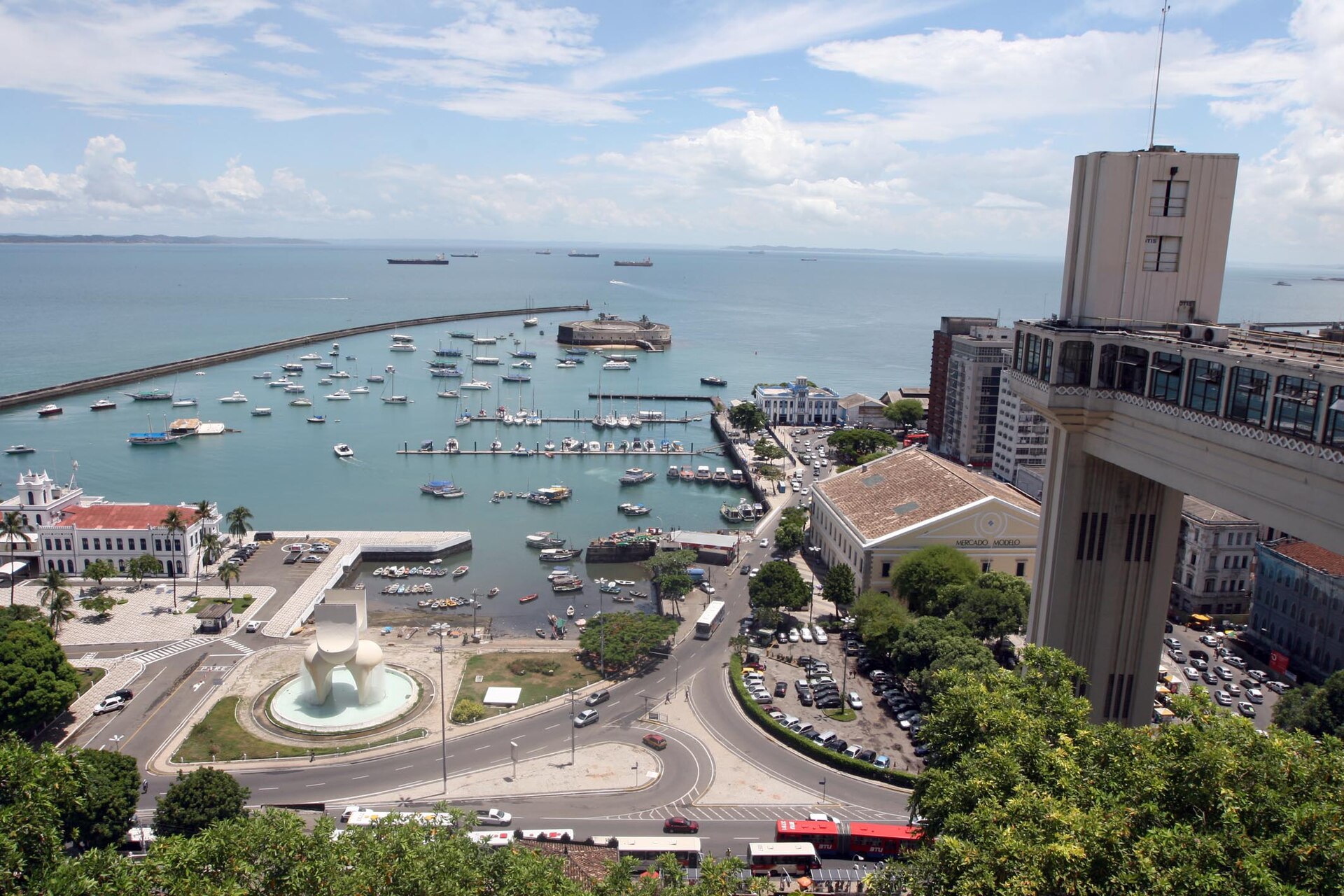 Imagem de referência de Baía de Todos-os-Santos, descrito nos dados abertos como baía no litoral do estado brasileiro da Bahia
