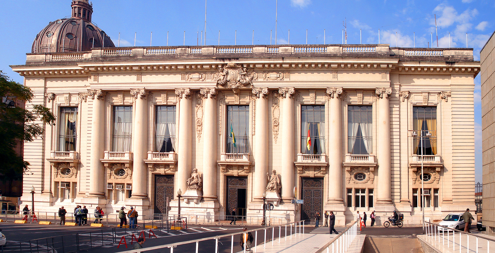 Imagem de referência de Palácio Piratini, descrito nos dados abertos como sede do poder executivo do estado brasileiro do Rio Grande do Sul