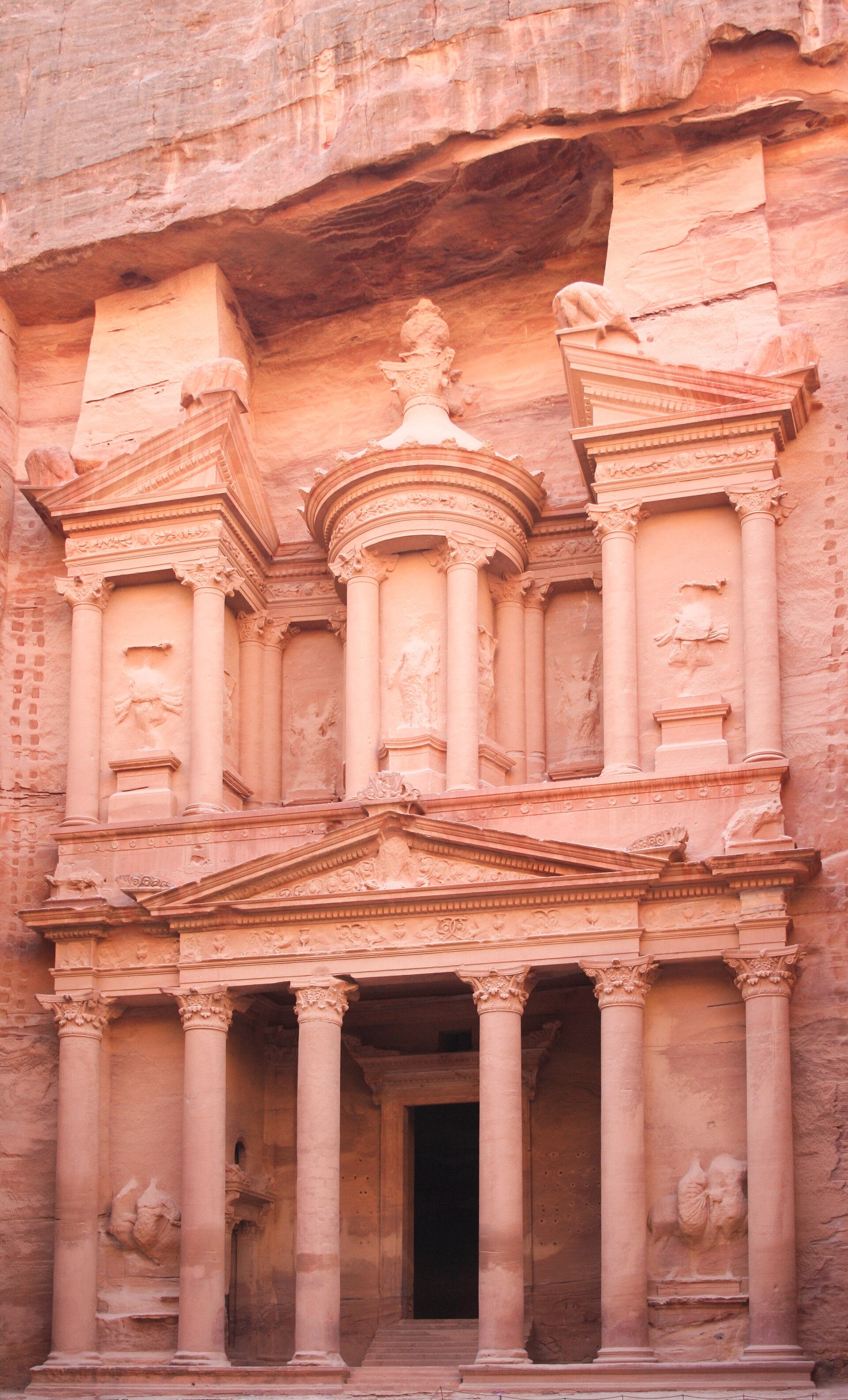Imagem de referência relacionada a Petra, item descrito como cidade histórica na Jordânia
