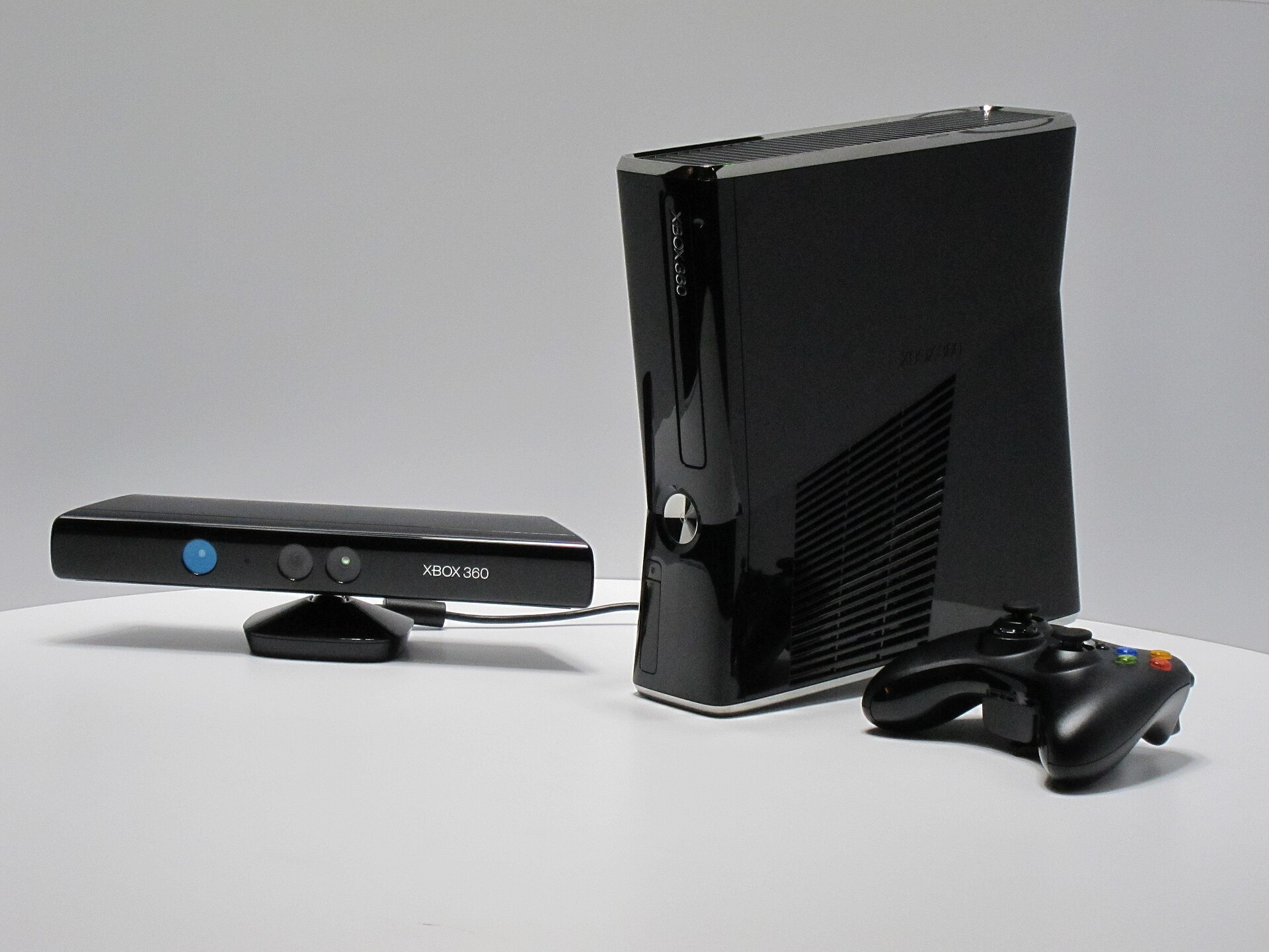 Imagem de referência de Kinect, descrito nos dados abertos como dispositivo de entrada com sensor de movimento para Xbox 360 e Xbox One