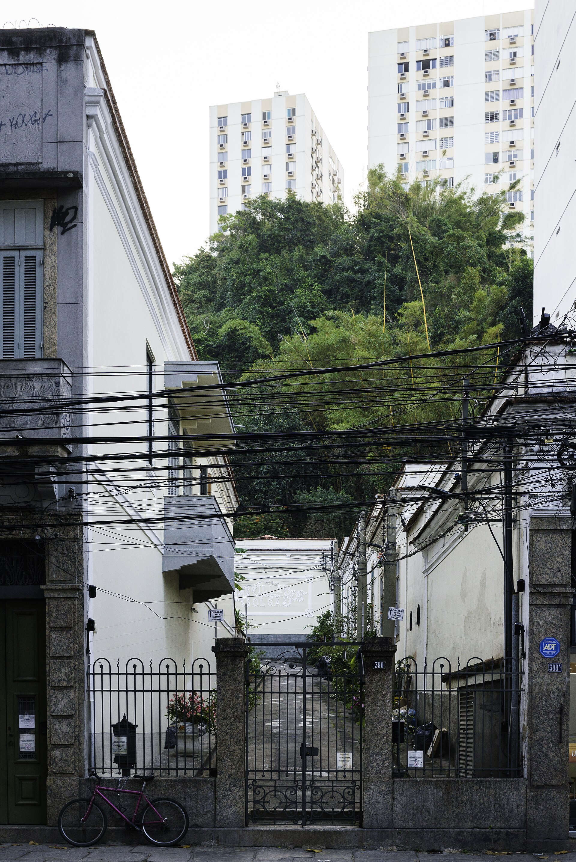 Imagem de referência de Edifício à rua das Laranjeiras, nº 390, descrito nos dados abertos como bem tombado pelo INEPAC na cidade do Rio de Janeiro