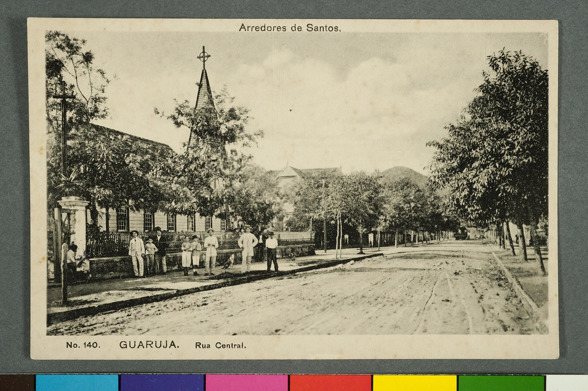 Imagem de referência de Arredores de Santos. Guarujá. Rua Central, descrito nos dados abertos como item da Coleção Cartões Postais, no Museu Paulista