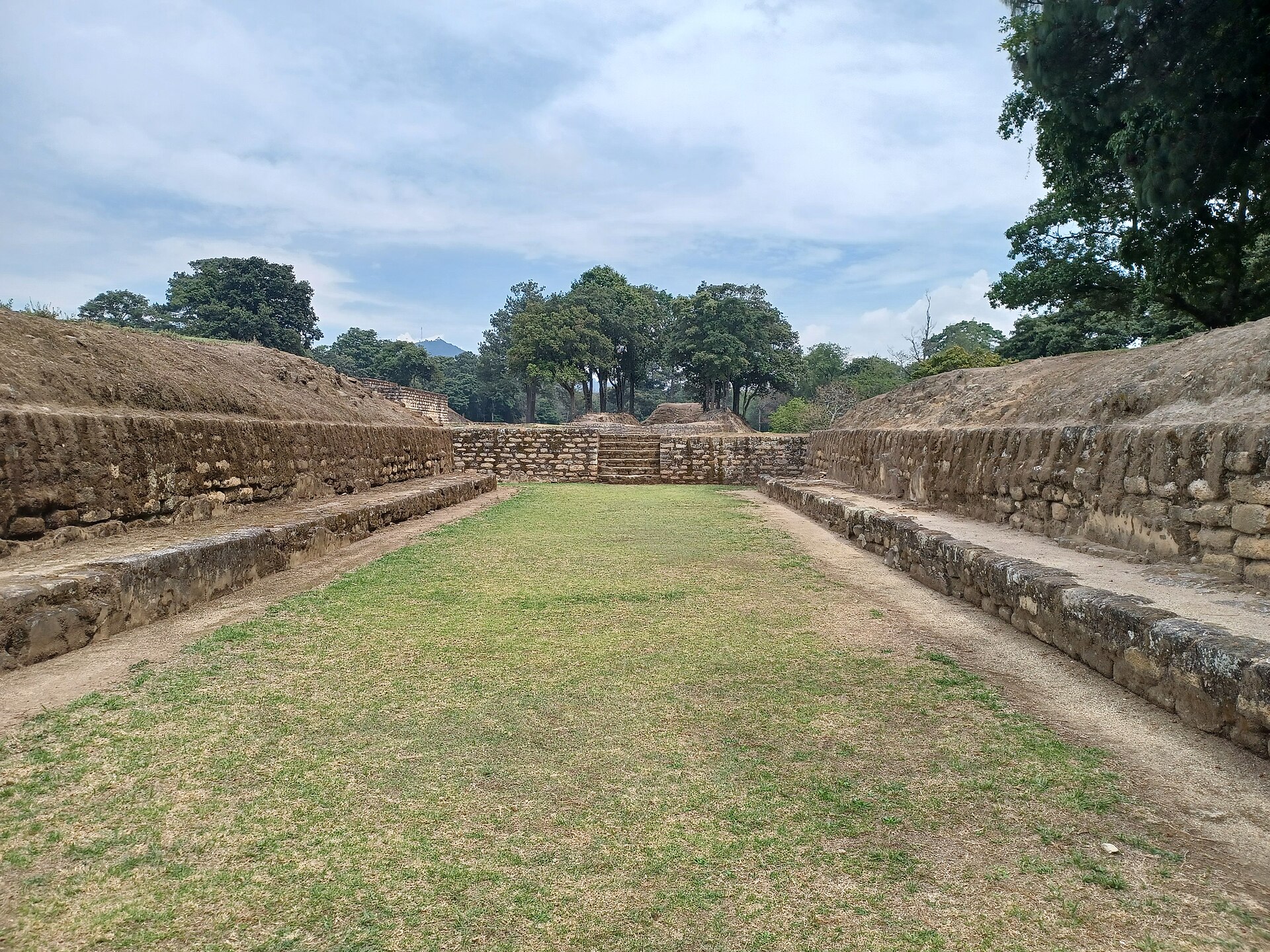 Imagem de referência relacionada a Iximché, item descrito como sítio arqueológico maia na Guatemala