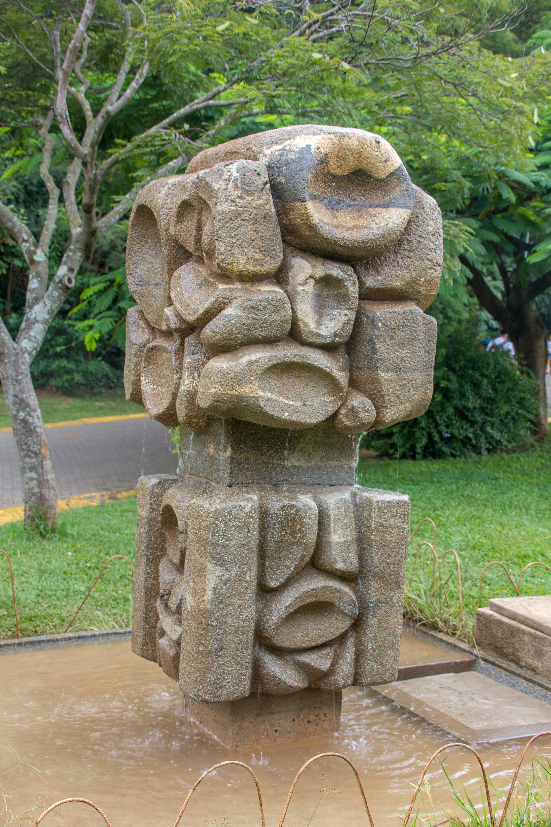 Imagem de referência de Totem Chafariz, descrito nos dados abertos como escultura em espaço público em São Paulo, Brasil