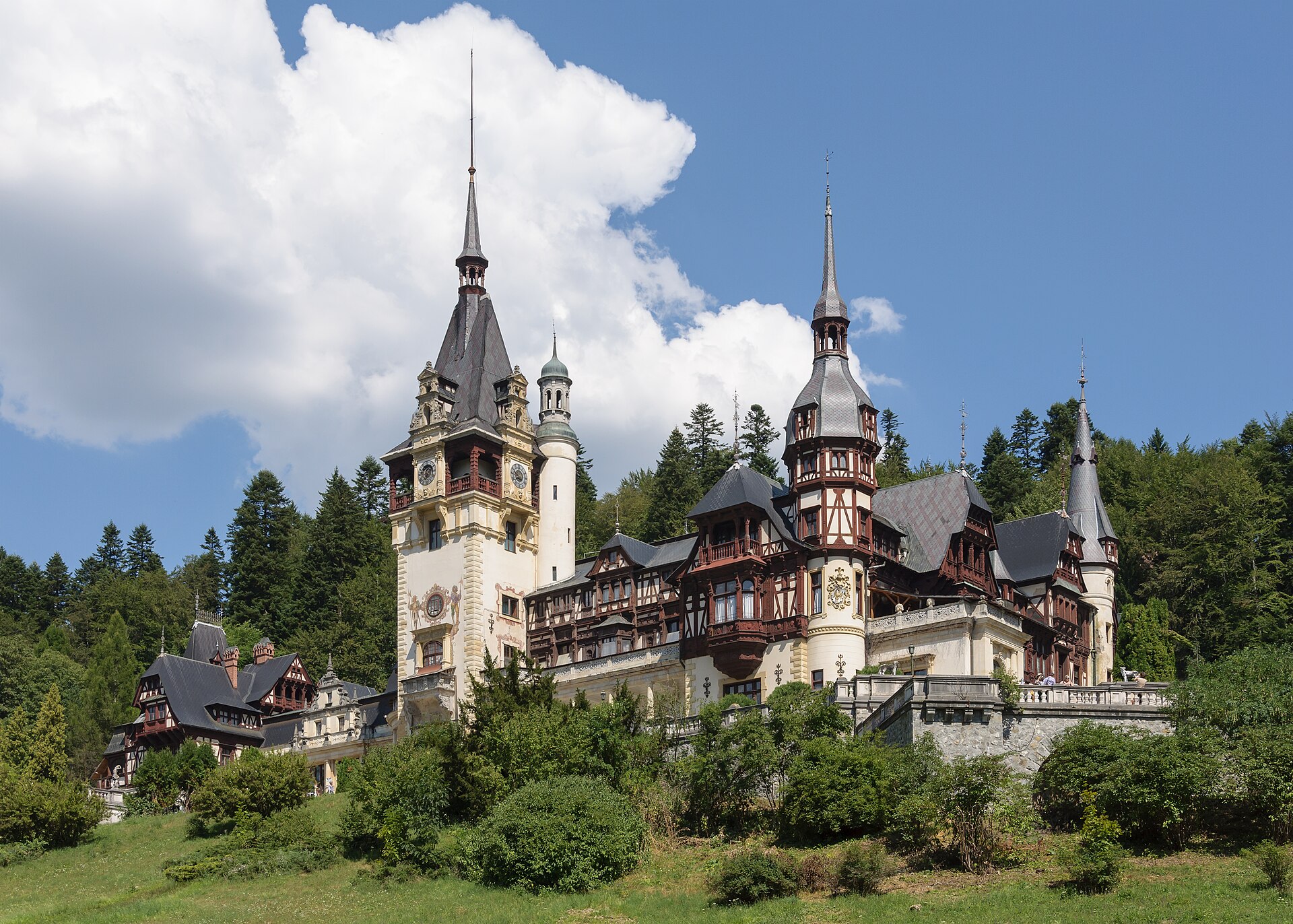 Imagem de referência de Castelo de Peleș, descrito nos dados abertos como castelo-palácio na Roménia