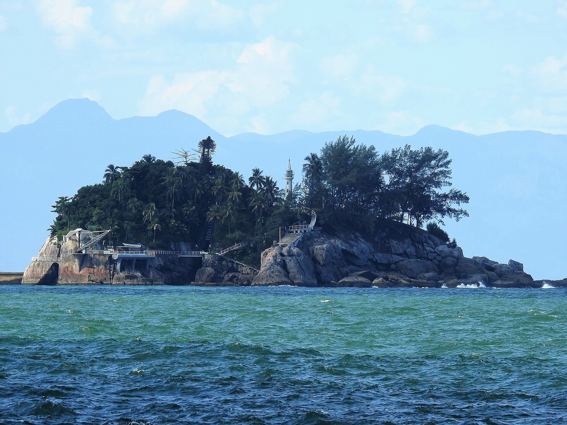Imagem de referência de Ilha dos Arvoredos, descrito nos dados abertos como ilha em Guarujá, Brasil