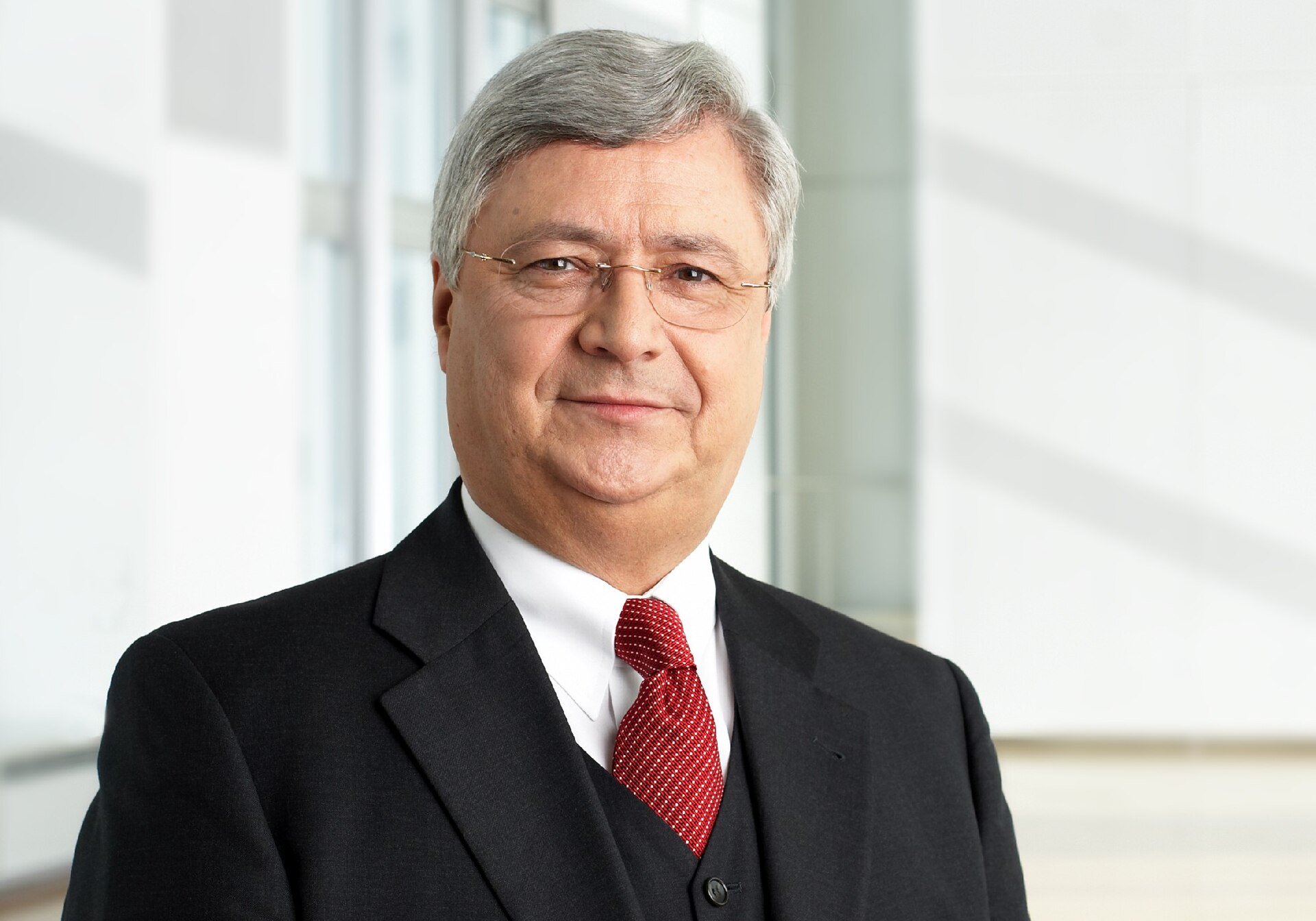 Imagem de referência relacionada a Klaus-Peter Müller, item descrito como professor académico alemão