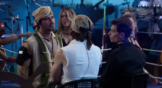Madrugada agitada! Ana Bruna e Renê Thristan dão primeiro beijo de A Fazenda 18
