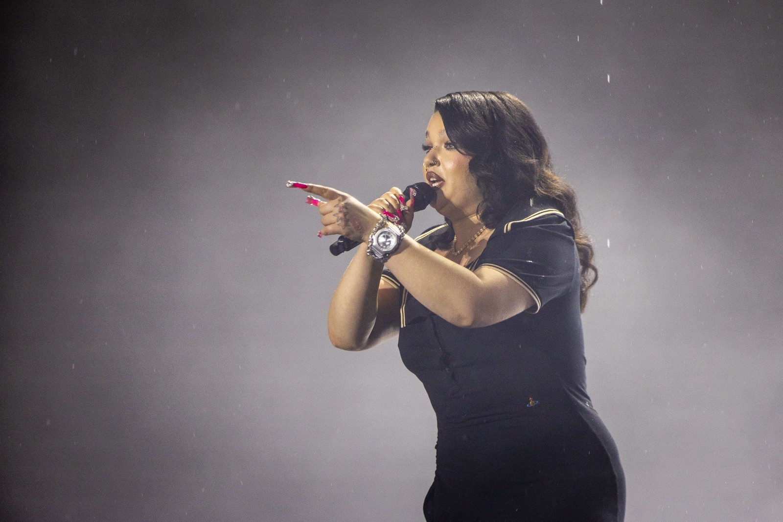 Lola Young no Palco Mundo — Foto: Guito Moreto / Agência O Globo