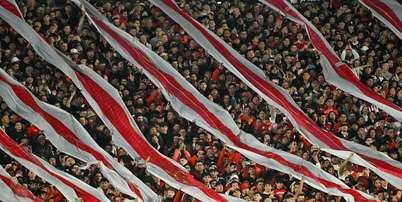 Torcedores do River Plate incentivando a equipe durante a partida de playoff da Copa Sul-Americana 2026, entre River Plate e Independiente Santa Fé, da Colômbia, no Estádio Monumental Antonio V. Liberti, em Buenos Aires, Argentina, em 26 de agosto de 2026 Foto: Juan Manuel Baez/NurPhoto via Getty Images