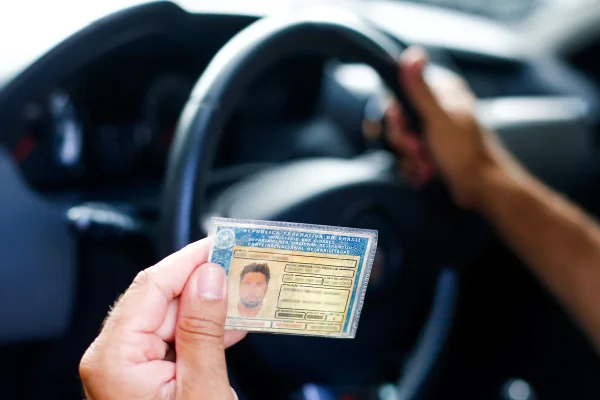 DER-DF suspende CNHs de 142 motoristas por infrações graves; veja lista
