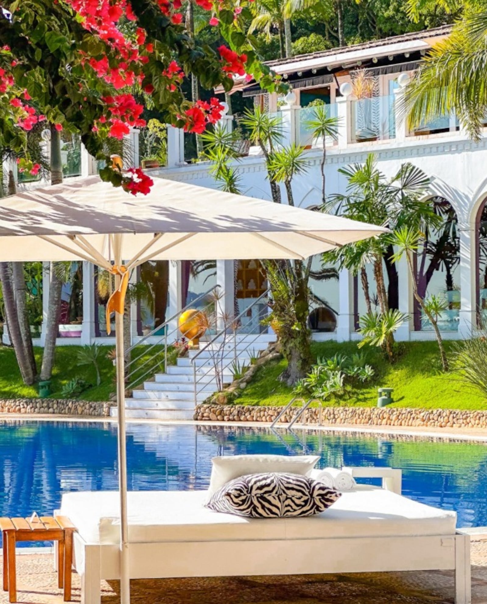 O DPNY Beach Hotel & SPA está na Praia do Curral, em Ilhabela (SP), cercado pelas belezas naturais e pelo clima paradisíaco do litoral norte paulista. Reprodução / Instagram @dpnybeach