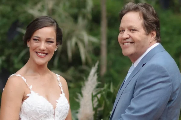Adriana Birolli celebra 1 ano de casamento e se declara ao marido
