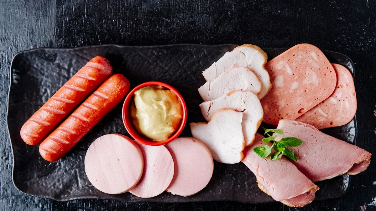 Carne processada eleva risco de câncer no estômago e esôfago, diz estudo