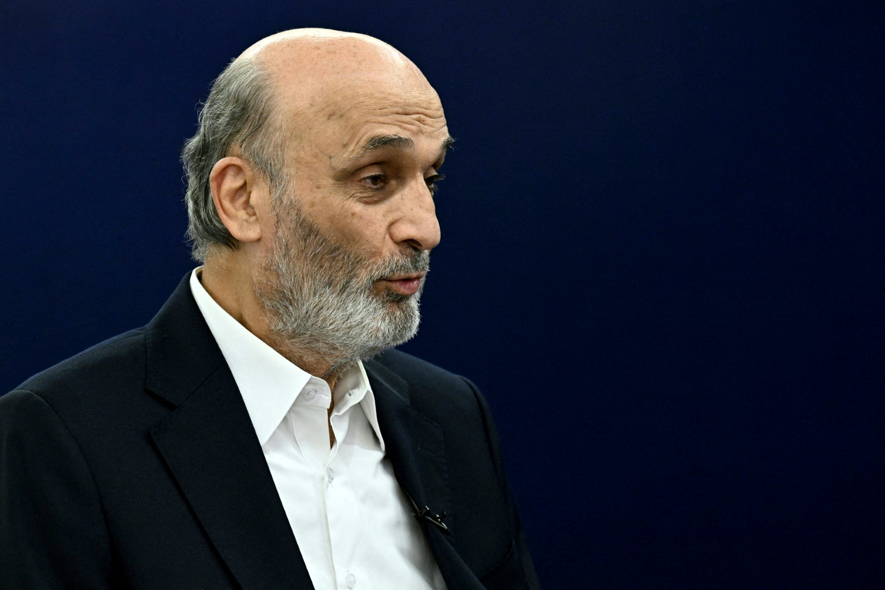 O chefe das Forças Libanesas diz que as armas do Hezbollah prolongam a presença israelense no sul