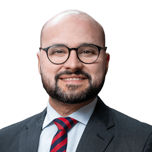 Aliados de Flávio questionam coincidência de data em decisão de Dino