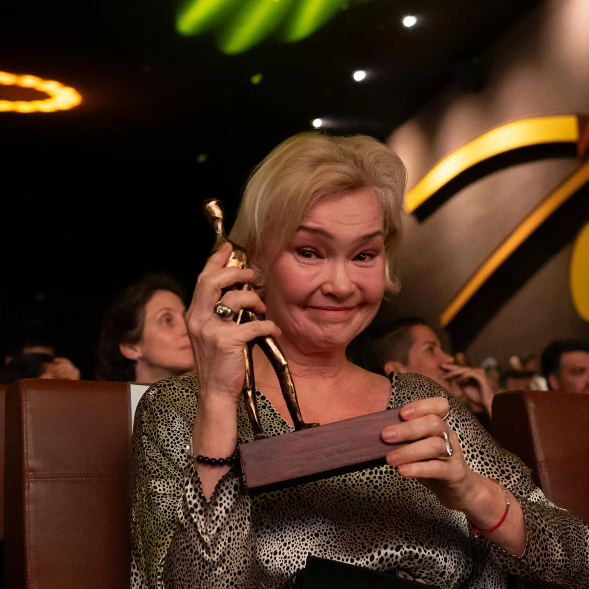 Julia Lemmertz se emociona ao receber homenagem no Festival de Brasília