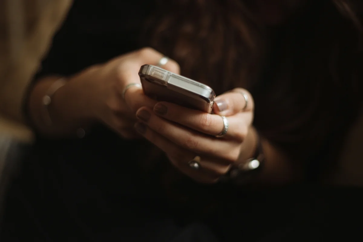 Aplicativo da decência (por Tânia Fusco)