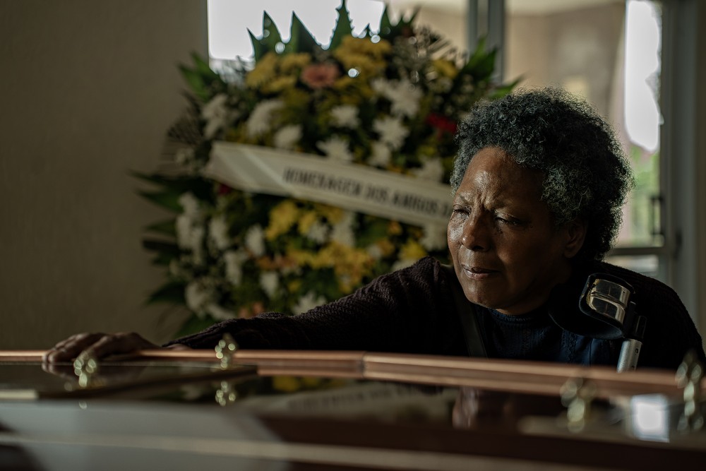Rejane Faria em cena de "Vicentina pede desculpas", de Gabriel Martins — Foto: Divulgação / Denize dos Santos / Netflix