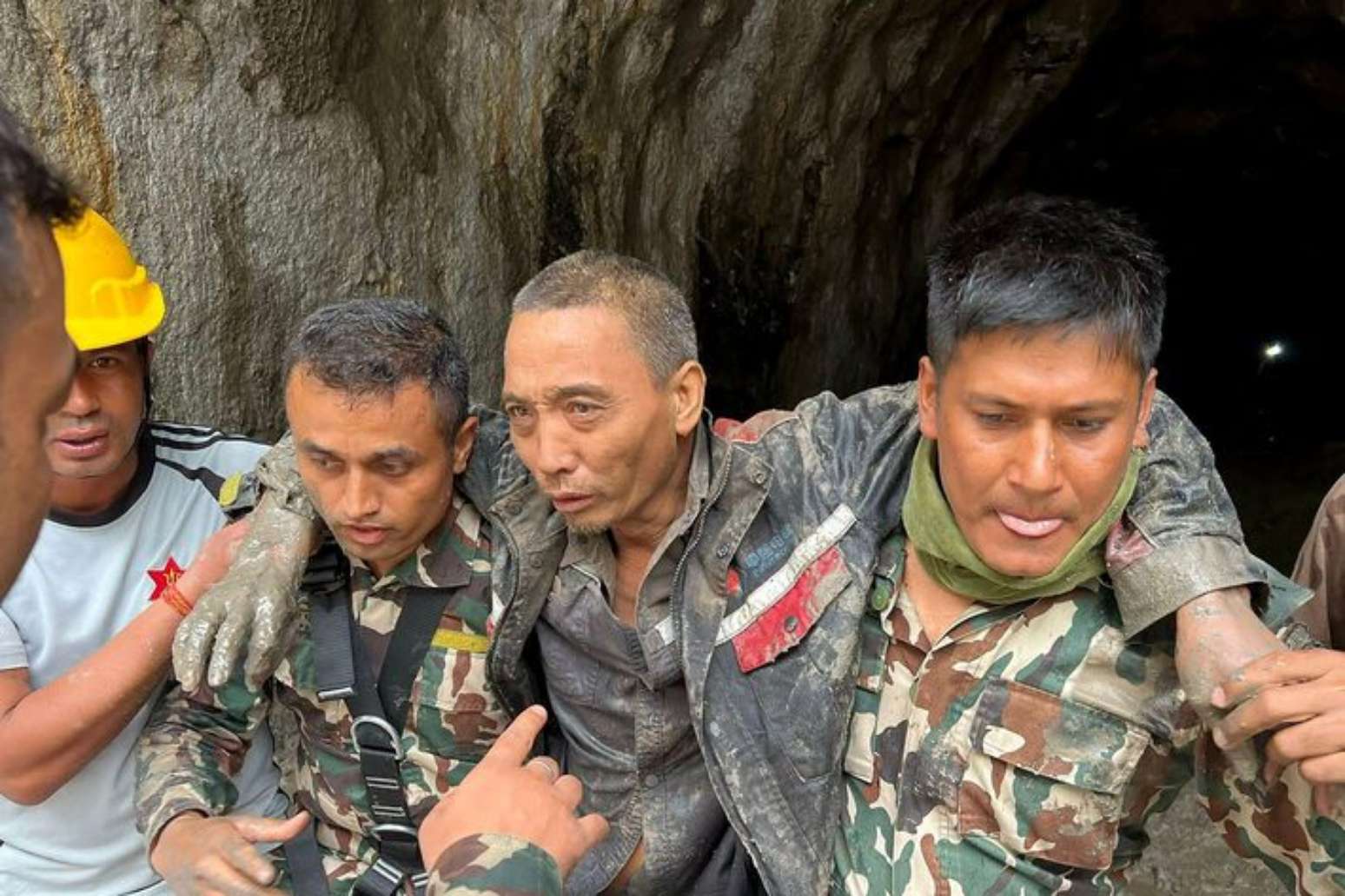 Trabalhador chinês é resgatado de tunel no Nepal, dez dias após enchentes e deslizamentos.