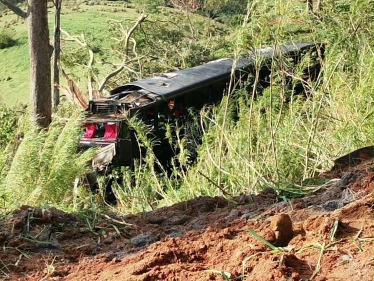 Ônibus de romeiros que caiu em ribanceira e matou 6 em SP não tinha autorização de transporte