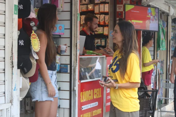 Em caminhada, Paula Belmonte fala sobre moradia e Segurança Pública
