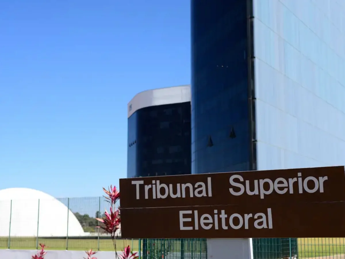 PT aciona TSE contra propaganda de Flávio que chama Lula de pai do Tigrinho
