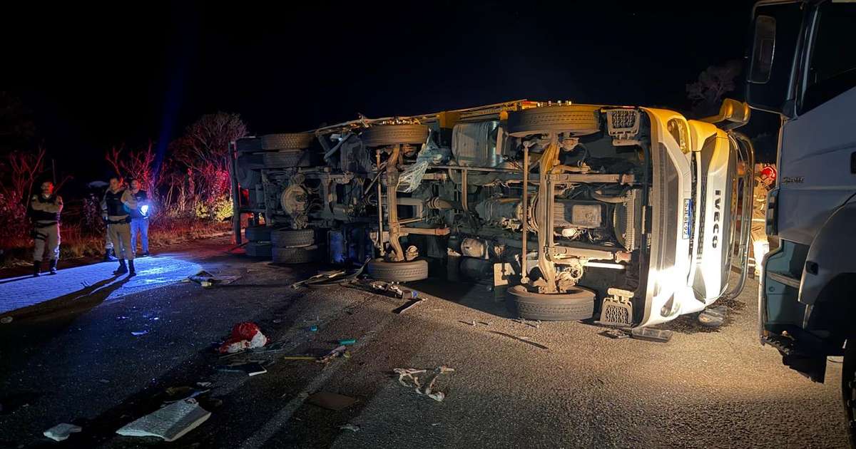 Seis pessoas morrem em colisão entre ônibus de turismo e carreta em MG