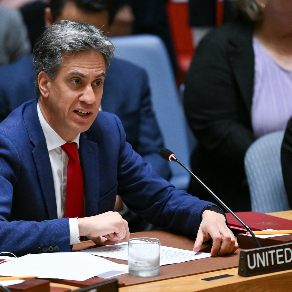 Ed Miliband encontra-se com o ministro das Relações Exteriores do Irã enquanto Teerã oferece ultimato aos EUA sobre o estreito de Ormuz