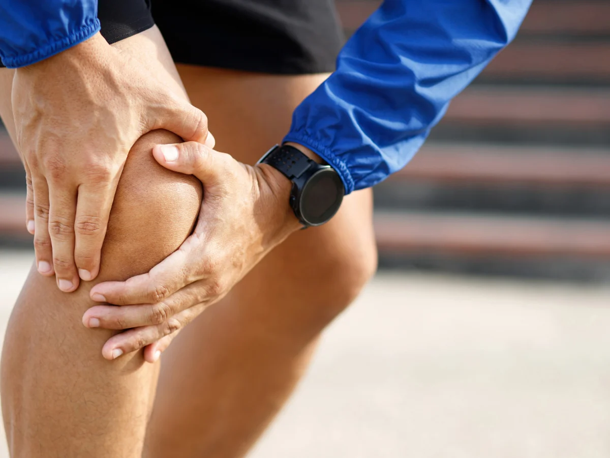 Dores articulares: 3 exercícios para fazer em casa e aliviar o desconforto