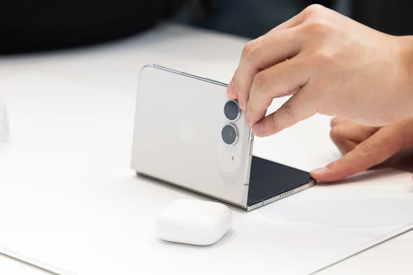 Vendido a US$ 2 mil nos EUA, iPhone dobrável chega ao Brasil por R$ 22 mil - destaque galeria