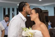 Noiva lê diário escrito com 15 anos e emociona web: "Beijo tão sonhado”
