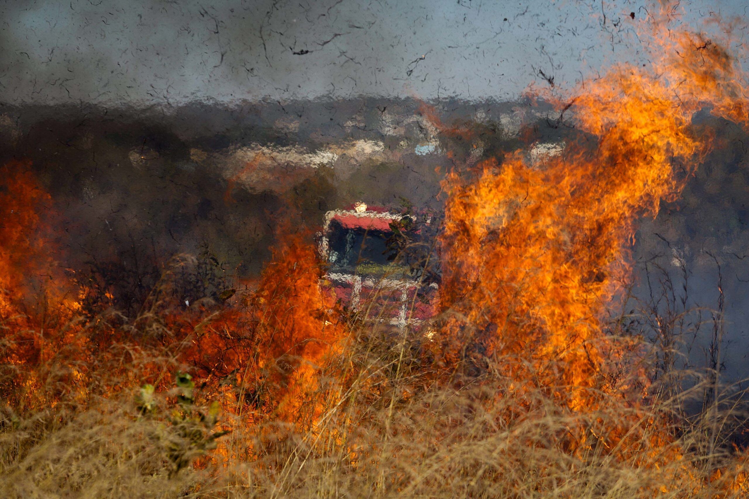 Incêndio no cerrado próximo à Fundação Oswaldo Cruz, UnB, na L3 Norte. Bombeiros e brigadistas do Brasília Ambiental e controlaram o fogo incêndio época de seca Metrópoles