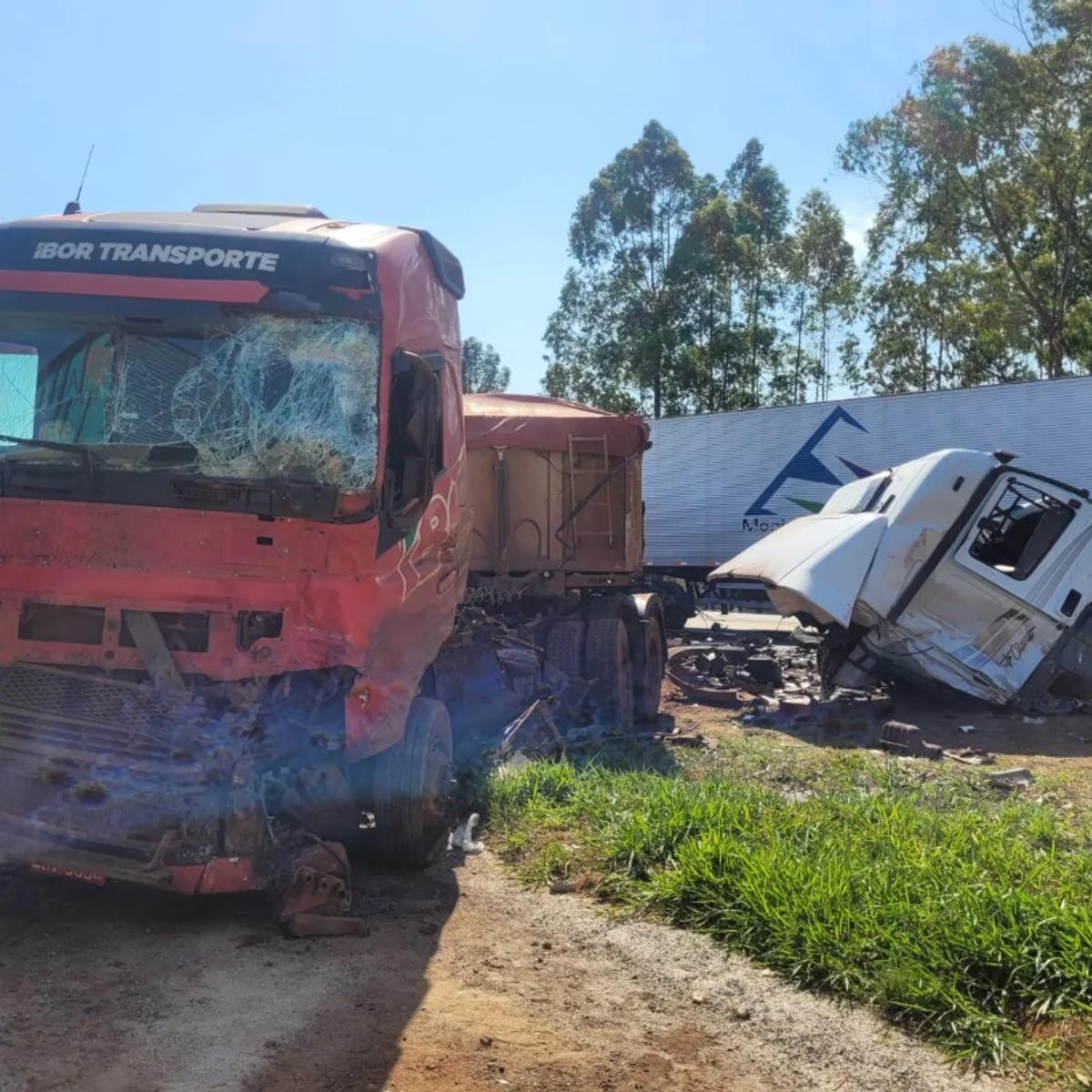 Acidente grave arranca cabine de carreta e deixa 2 feridos na BR-040, em MG