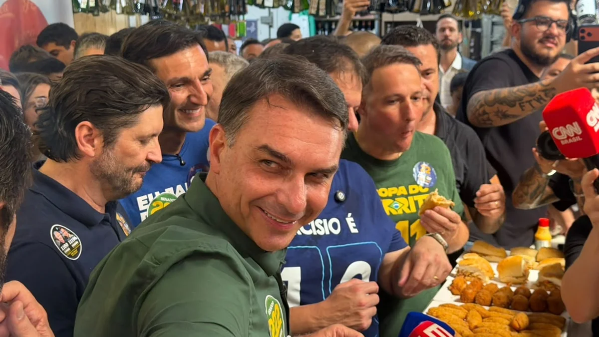 Flávio Bolsonaro foge da raia para escapar aos ataques de Renan Santos