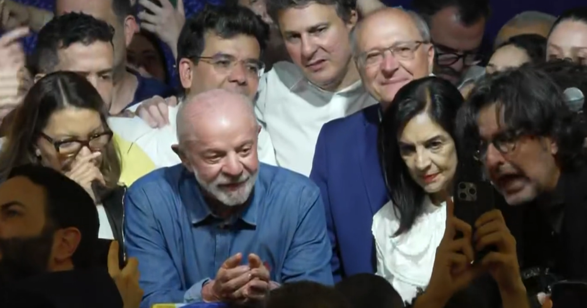 Lula diz ter derrotado a ‘mentira’, exalta juventude e fala em regulação das redes no 1º discurso após ser reeleito