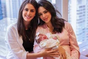 Bruna Biancardi e Bianca Biancardi posam na maternidade após o nascimento de Mavie